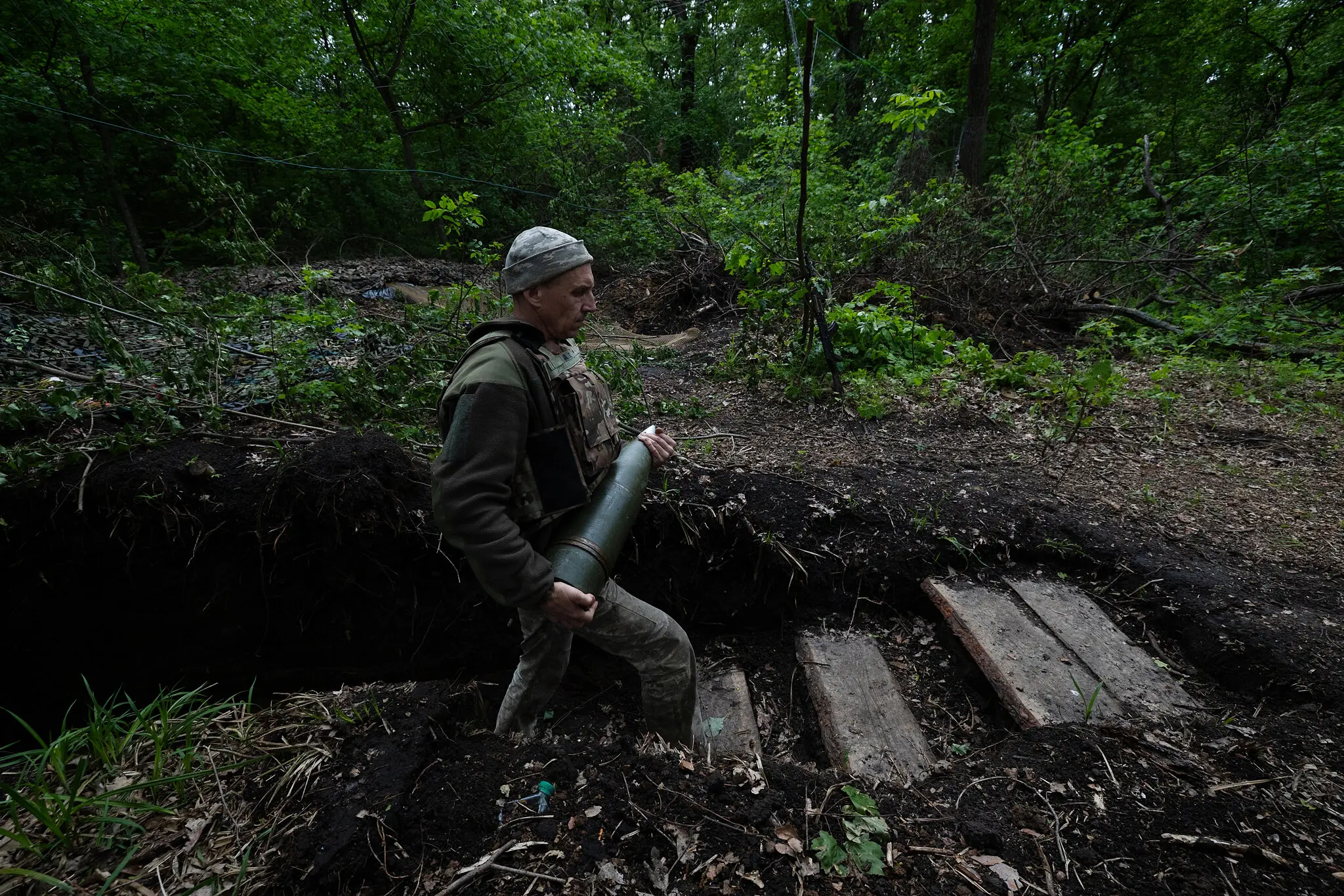 Український солдат у Харківській області України минулого місяця. В останні тижні Росія посилила свій наступ, захоплюючи території та здійснюючи напади на мирних жителів.